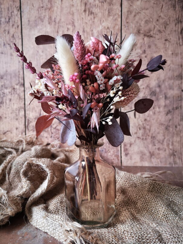 Petit bouquet de fleurs séchées dans les tons bordeaux et crême, fourni avec un joli vase.