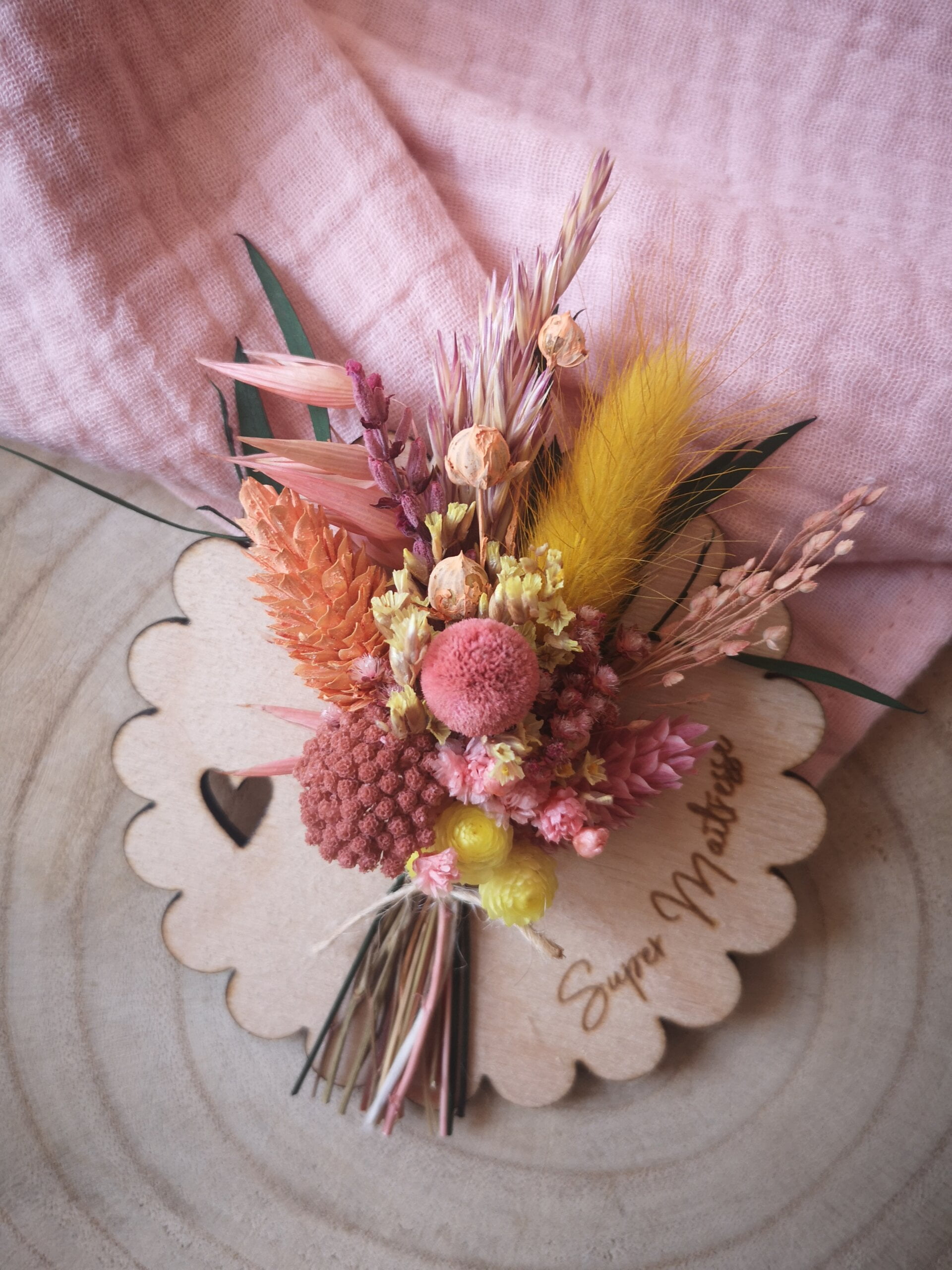 Aimant mini bouquet de fleurs séchées sur support en bois avec