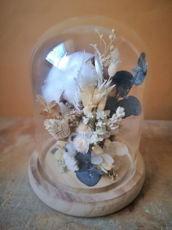 Cloche de fleurs séchées dans les tons naturels, blanc et doré avec eucalyptus et fleur de coton [2 tailles disponibles] – Image 6