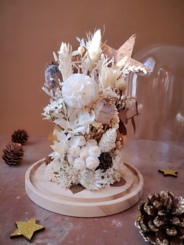 Cloche de fleurs séchées dans des tons naturels (blanc, beige, brun) avec pommes de pin, fleur de coton et étoiles – Image 4