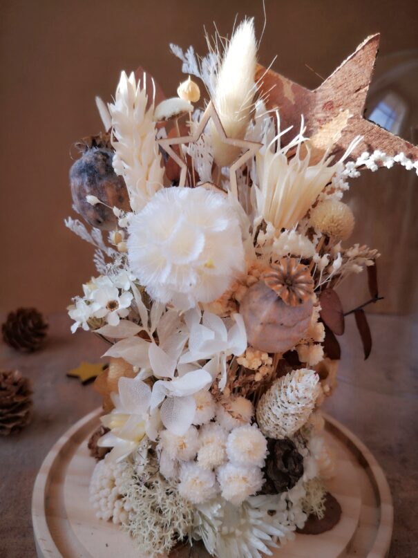 Cloche de fleurs séchées dans des tons naturels (blanc, beige, brun) avec pommes de pin, fleur de coton et étoiles – Image 9