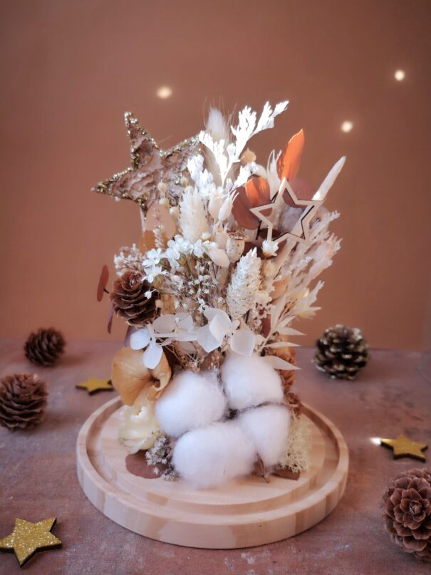 Cloche de fleurs séchées dans des tons naturels (blanc, beige, brun) avec pommes de pin, fleur de coton et étoiles – Image 5