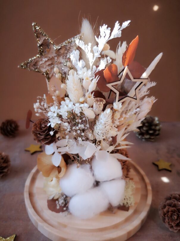 Cloche de fleurs séchées dans des tons naturels (blanc, beige, brun) avec pommes de pin, fleur de coton et étoiles – Image 6