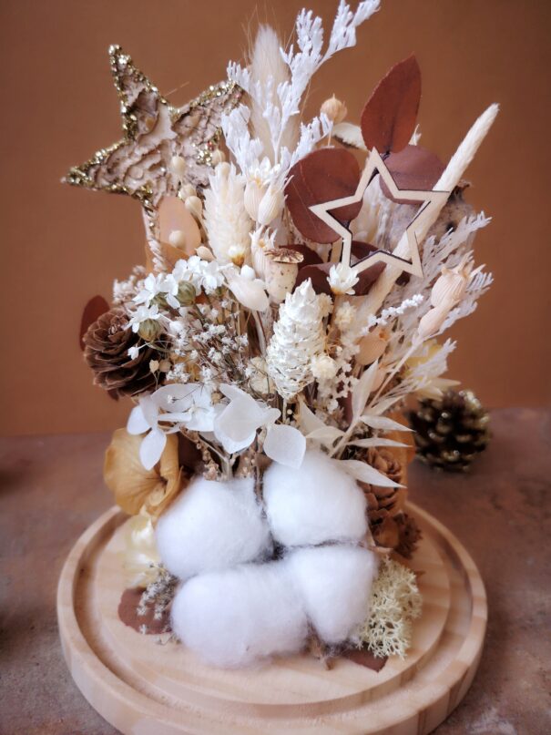 Cloche de fleurs séchées dans des tons naturels (blanc, beige, brun) avec pommes de pin, fleur de coton et étoiles – Image 8