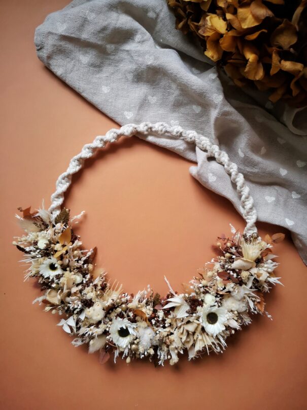 Couronne de fleurs séchées avec macramé tons blanc, beige, marron et touches de doré- "Georama" – Image 6