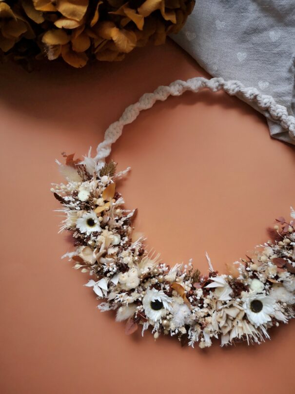 Couronne de fleurs séchées avec macramé tons blanc, beige, marron et touches de doré- "Georama" – Image 2