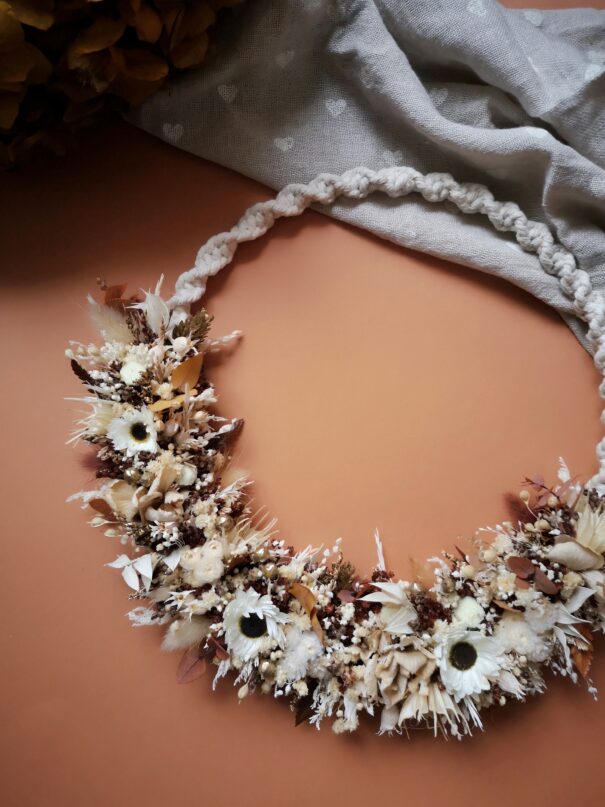 Couronne de fleurs séchées avec macramé tons blanc, beige, marron et touches de doré- "Georama" – Image 5