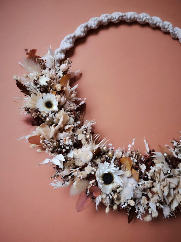 Couronne de fleurs séchées avec macramé tons blanc, beige, marron et touches de doré- "Georama" – Image 3