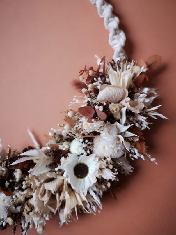 Couronne de fleurs séchées avec macramé tons blanc, beige, marron et touches de doré- "Georama" – Image 4