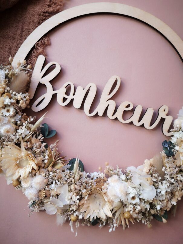 Couronne "Bonheur" en bois avec fleurs séchées dans les tons blanc, beige avec touches d'eucalyptus - "Fleur des bois" – Image 3