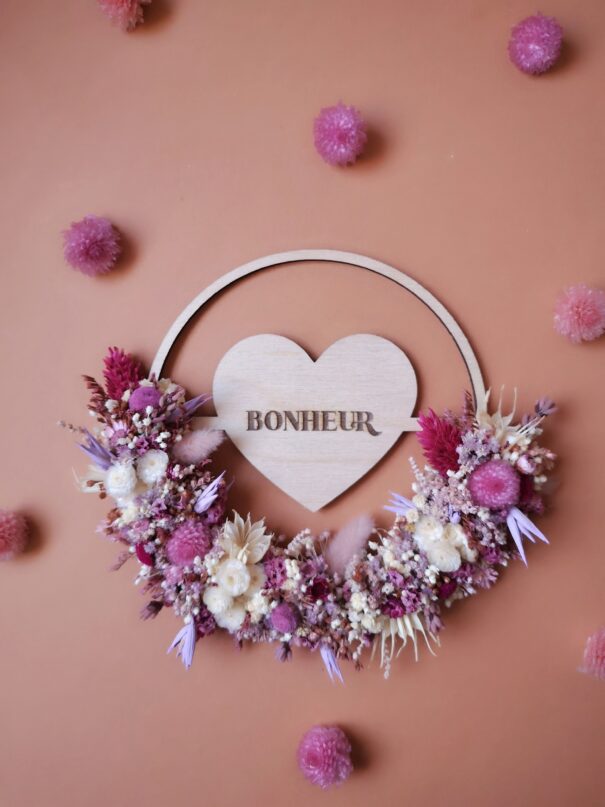 Mini couronne en bois avec cœur "Bonheur" ornée de fleurs séchées - "Bois fleuri" – Image 5