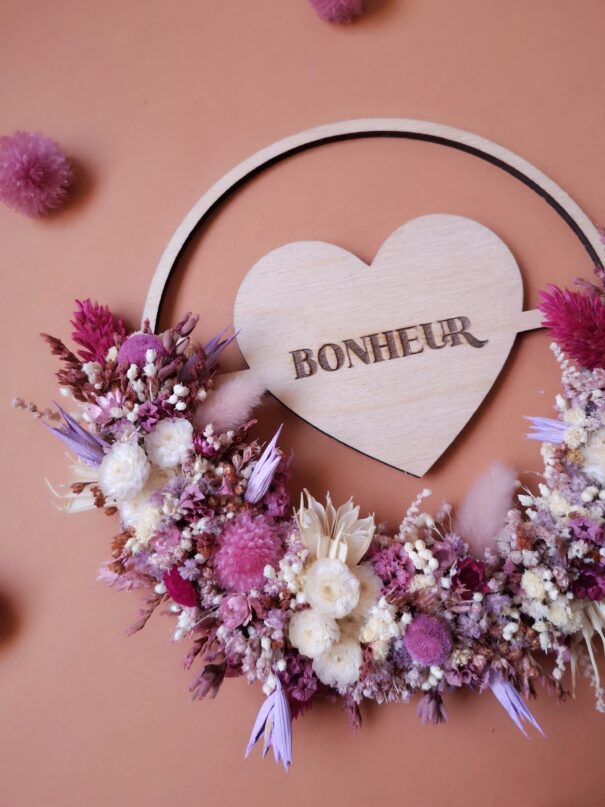 Mini couronne en bois avec cœur "Bonheur" ornée de fleurs séchées - "Bois fleuri" – Image 6