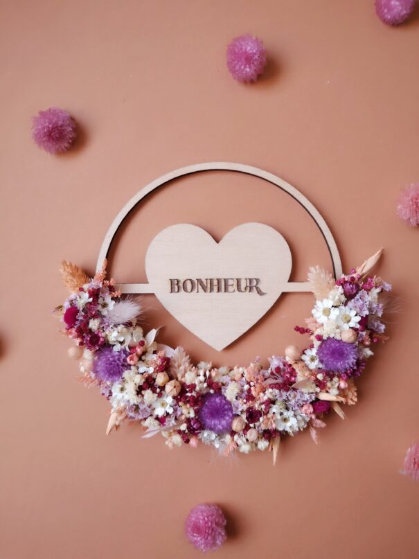 Mini couronne en bois avec cœur "Bonheur" ornée de fleurs séchées - "Bois fleuri" – Image 2